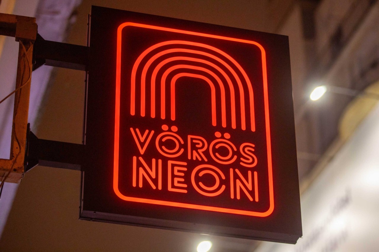 El Vörös Neon de Budapest suelta un cartelazo salvaje para 2026